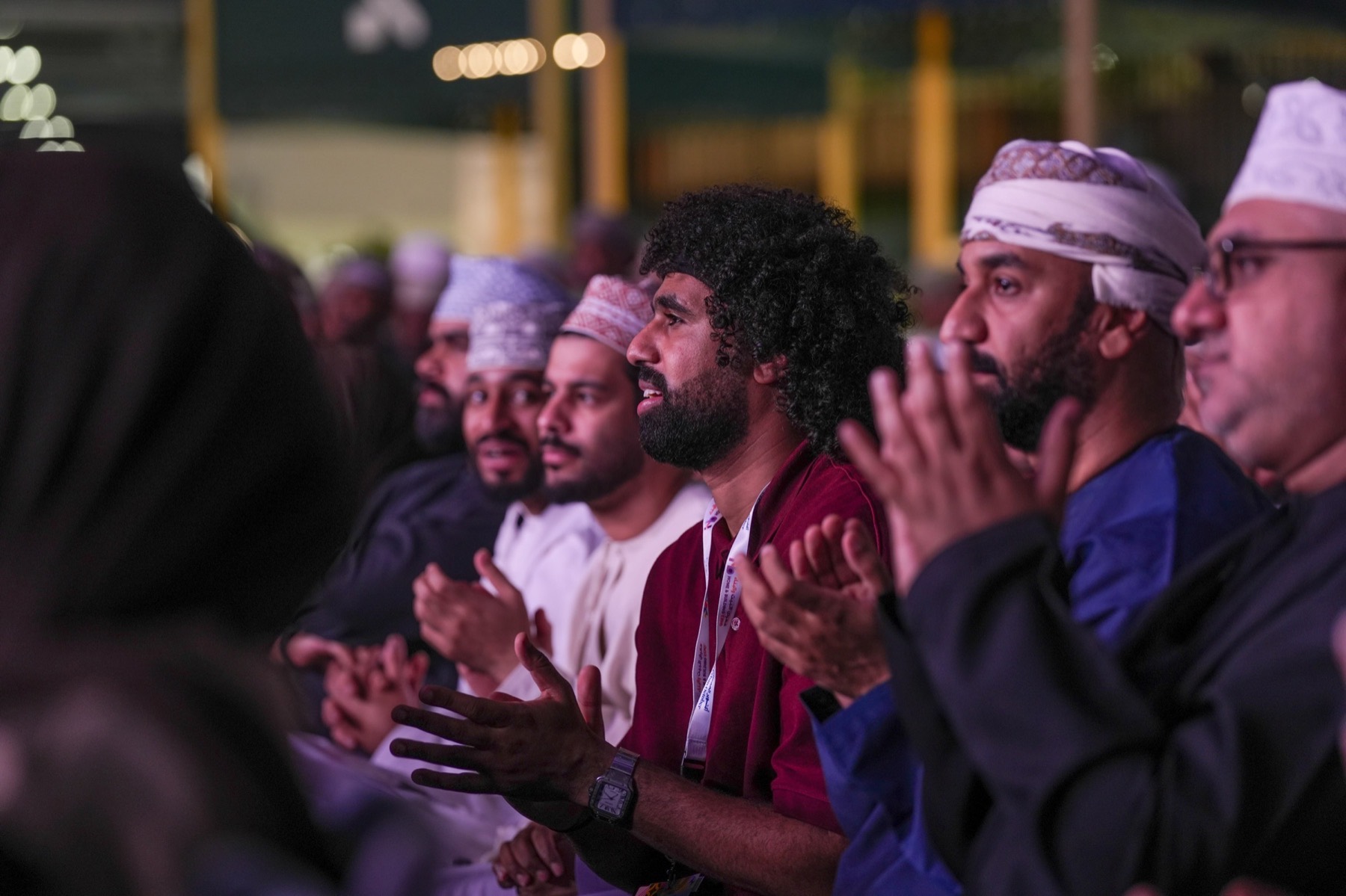 جمهور يصفق